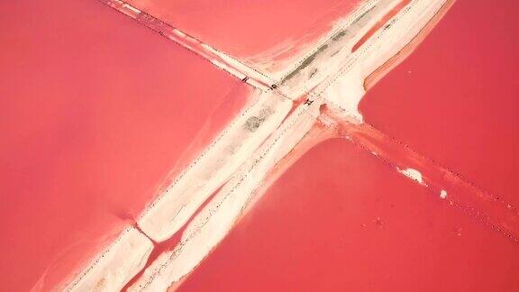 鸟瞰图的盐海水蒸发池塘与粉红色的浮游生物颜色