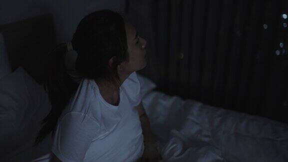 震惊惊吓亚洲妇女从噩梦醒来在她的床上晚上