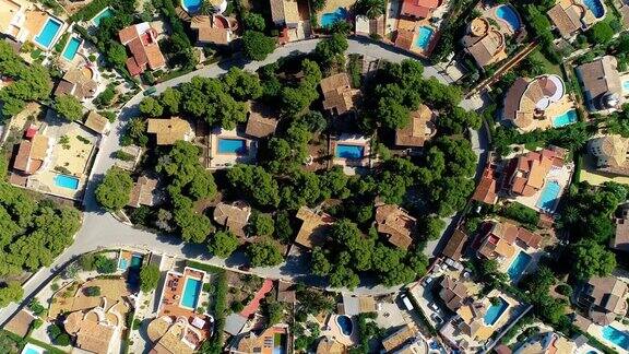 西班牙美丽的别墅完美的家庭生活环境我们可以看到屋顶和花园鸟瞰图与无人机4K