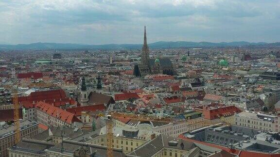 白天飞行飞越维也纳市中心著名的大教堂空中全景4k奥地利