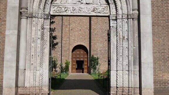 穿过拉文纳圣方济会修道院的拱形入口