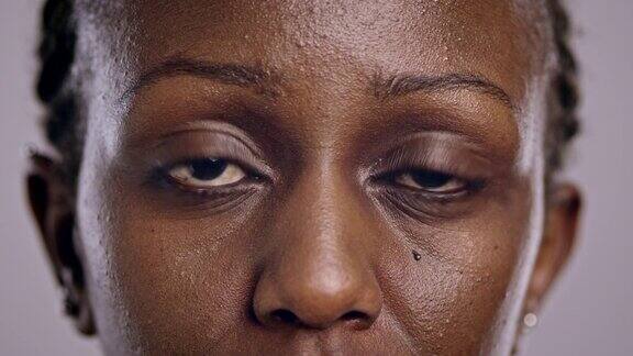 一个非裔美国女人的眼睛在眨