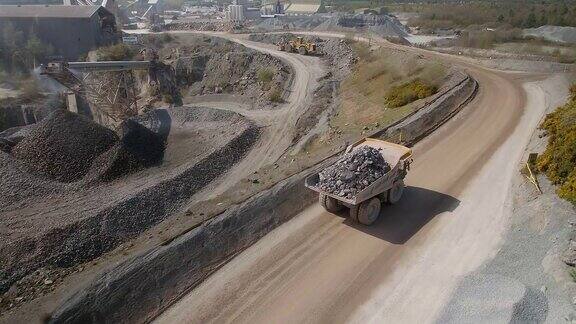 矿车将矿石运往加工厂