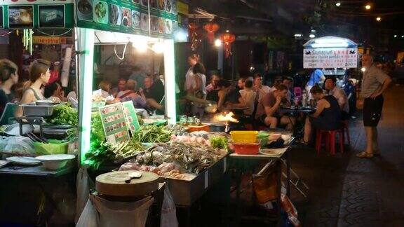 在曼谷的中国城用餐