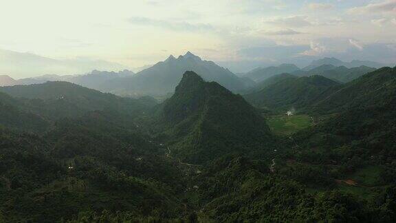 宏伟的越南山脉