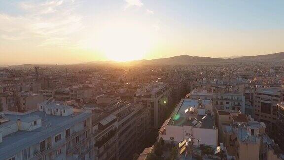 航拍希腊雅典的屋顶上美丽的日落