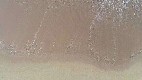 鸟瞰图无人机拍摄的海浪冲上岸的画面飞行的海洋