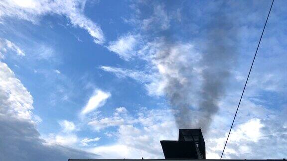 空气污染黑烟和蒸汽从工业设施排放由渡轮造成的海洋空气污染