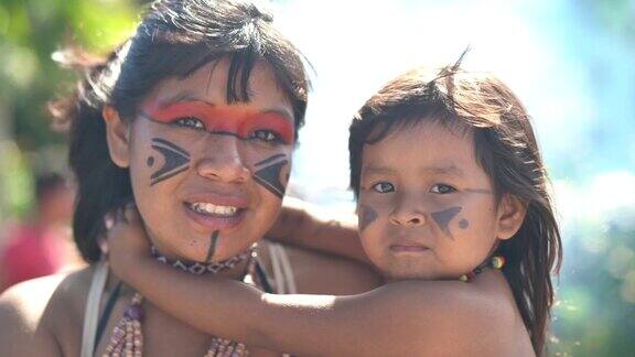 土著巴西年轻妇女和她的孩子图皮瓜拉尼族的肖像