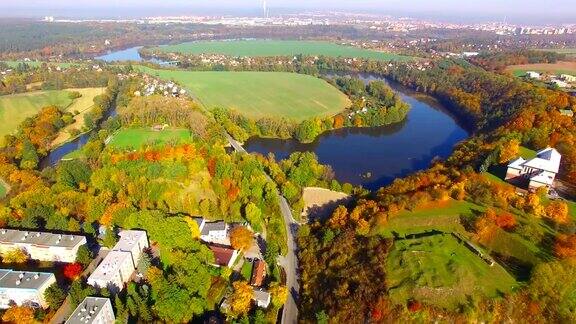 一架无人机飞过捷克乡村的一个湖泊