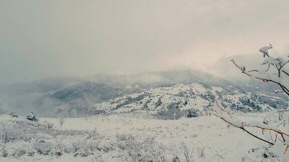 雪山在雾中白雪覆盖的小山背景