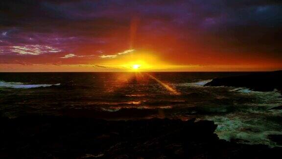 彩色日落在波浪的海洋