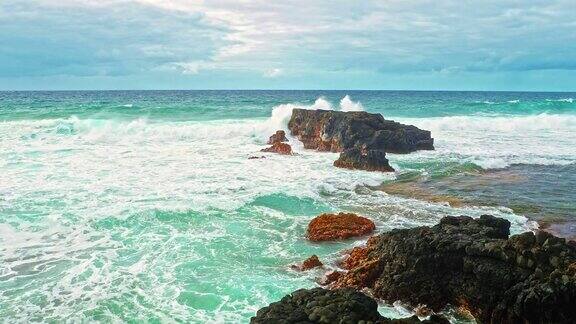 海浪拍打着布满岩石的海岸线缓慢移动
