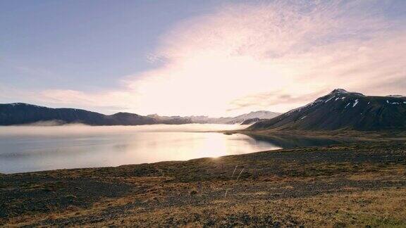 风景优美宁静的山景和湖景冰岛