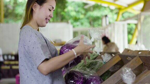年轻女子在新鲜市场买菜