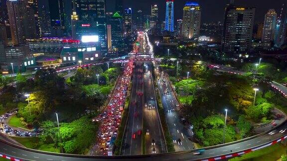 夜间照明雅加达市中心著名的交通路口航拍4k印尼全景图