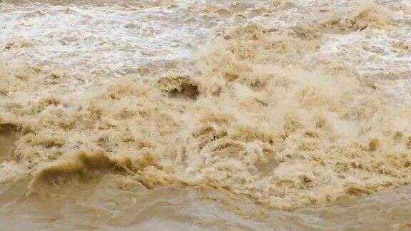 春季暴雨期间河水浑浊河水泛滥