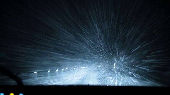 强烈的暴风雪暴风雪大风风力白茫茫的夜晚驾驶POV