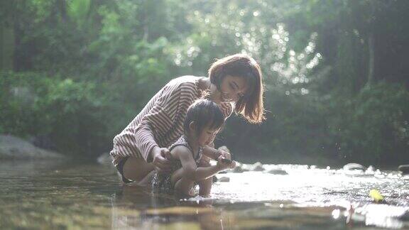 妈妈和宝宝玩瀑布和快乐露营泰国可爱