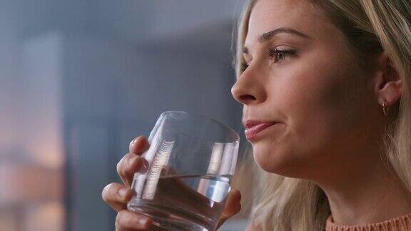 一个女人喝了一杯水的4k视频