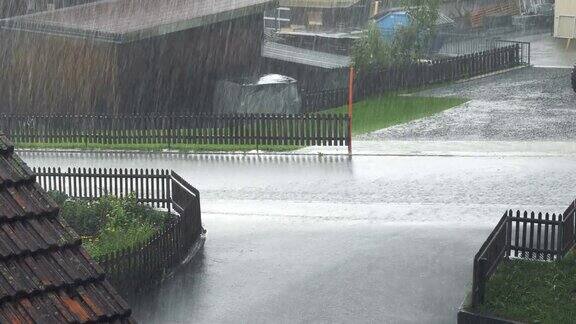 瑞士村庄街道上的倾盆大雨