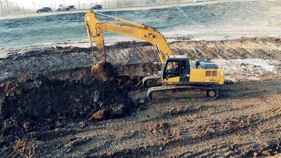 挖掘机正在高速公路旁挖土