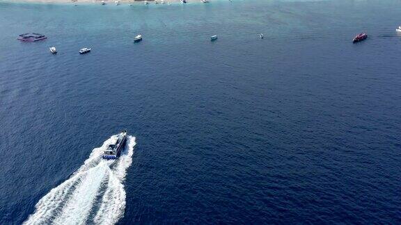 高速接近托雅柏克港的船舶鸟瞰图努沙佩尼达巴厘岛-印度尼西亚
