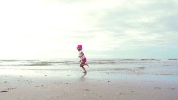 小女孩在沙滩上跑步