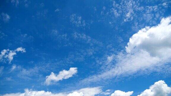 白云在蓝天中平稳地移动间隔拍摄