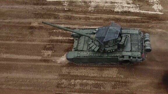 鸟瞰图:攻击中的重型坦克