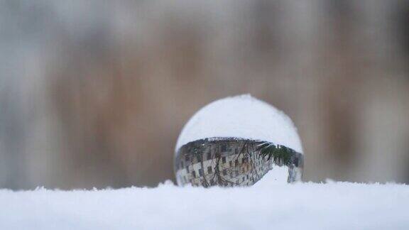 雪地里的玻璃球
