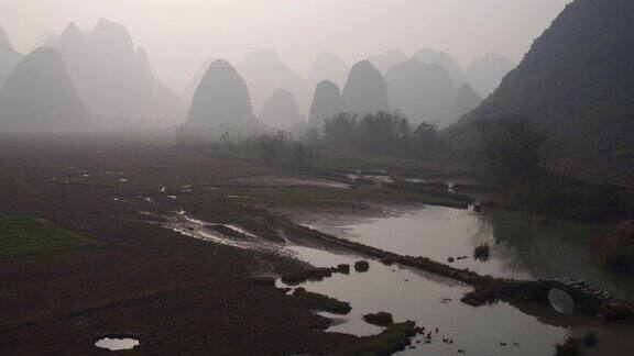 中国广西桂林阳朔遇龙河的日出