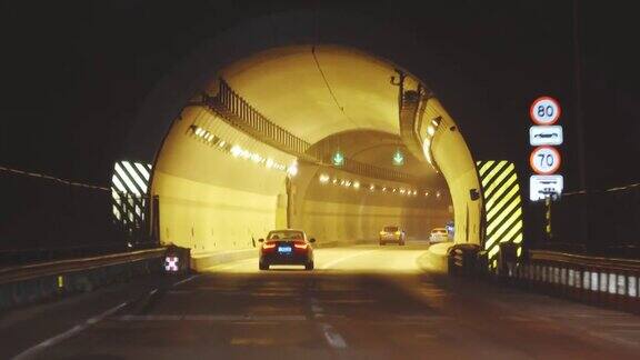 汽车在隧道中行驶