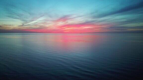 在美丽的日落中拍摄的平静海面
