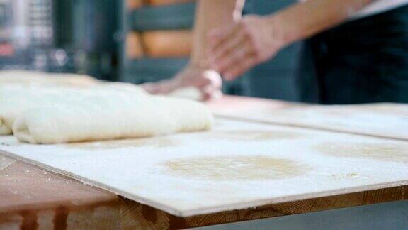专业面包师正在制作面团