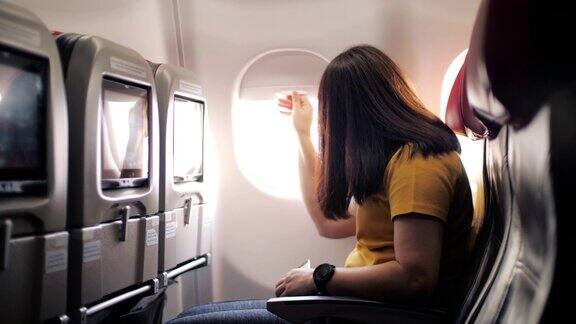 女乘客打开机舱窗户慢动作