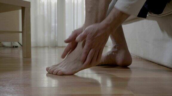 老年风湿病患者在家进行反射疗法按摩缓解脚部和脚趾的僵硬和疼痛