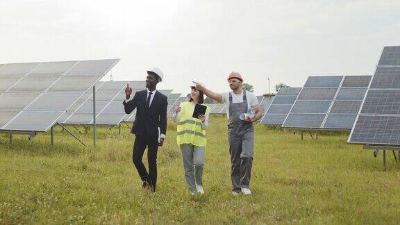 工人们在太阳能电站检查工作