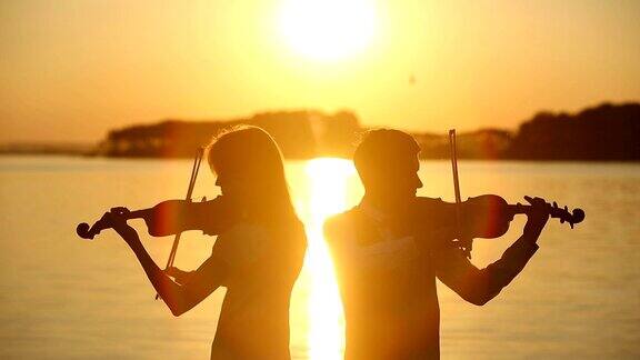 在夕阳西下时男人和女人会拉小提琴