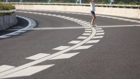 在高速公路上玩滑板的女人