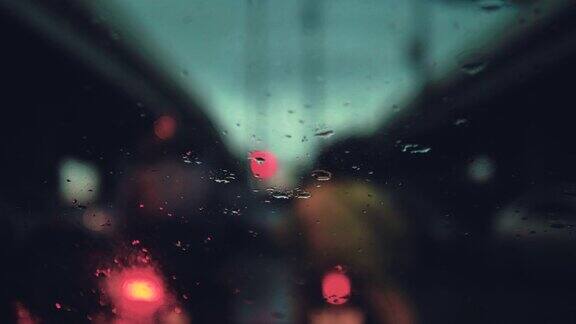 《城市雨中的汽车》
