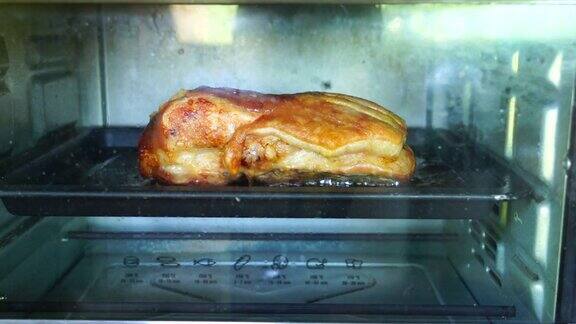 在电炉烤盘上烤猪肉的特写