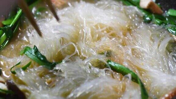 炒面香菇韭菜