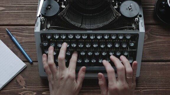 用老式打字机打字