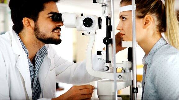 验光师检查病人的视力和矫正视力