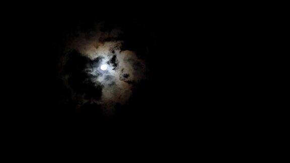 延时黑暗的夜晚充满戏剧性的天空月光和移动的云