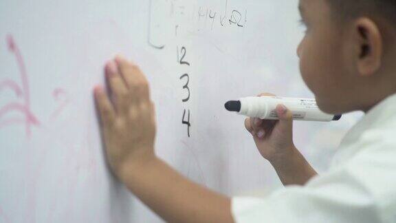 孩子在黑板上写数学