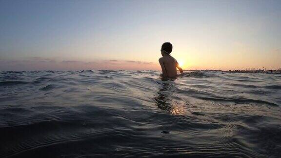 快乐的男孩在海里游泳
