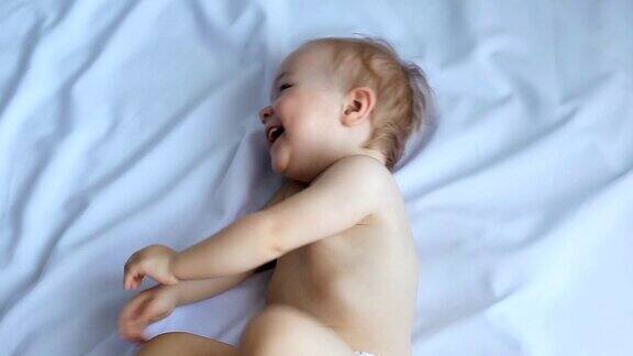 可爱的婴儿笑在白色的背景