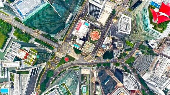 当日鸟瞰新加坡城市金融中心商务区建筑的无人机延时或延时